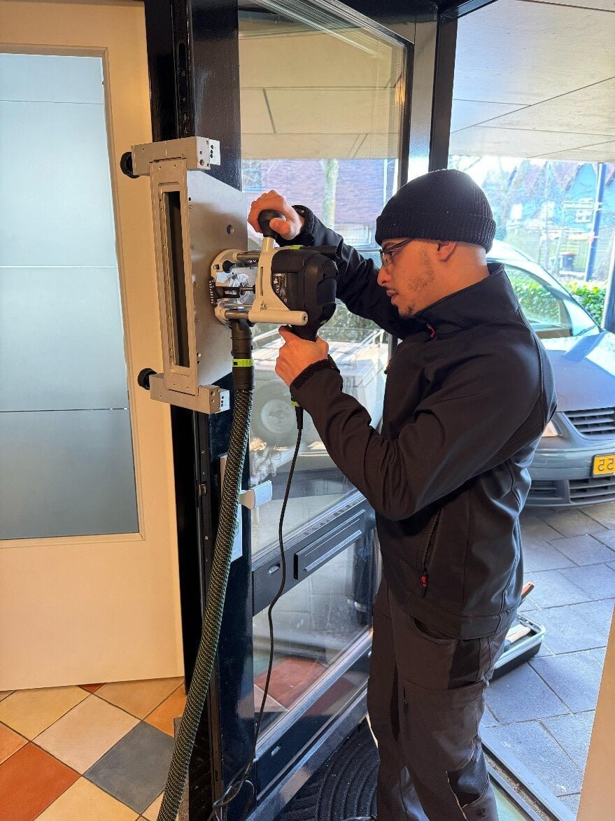 Slotenmaker voert noodafsluiting uit