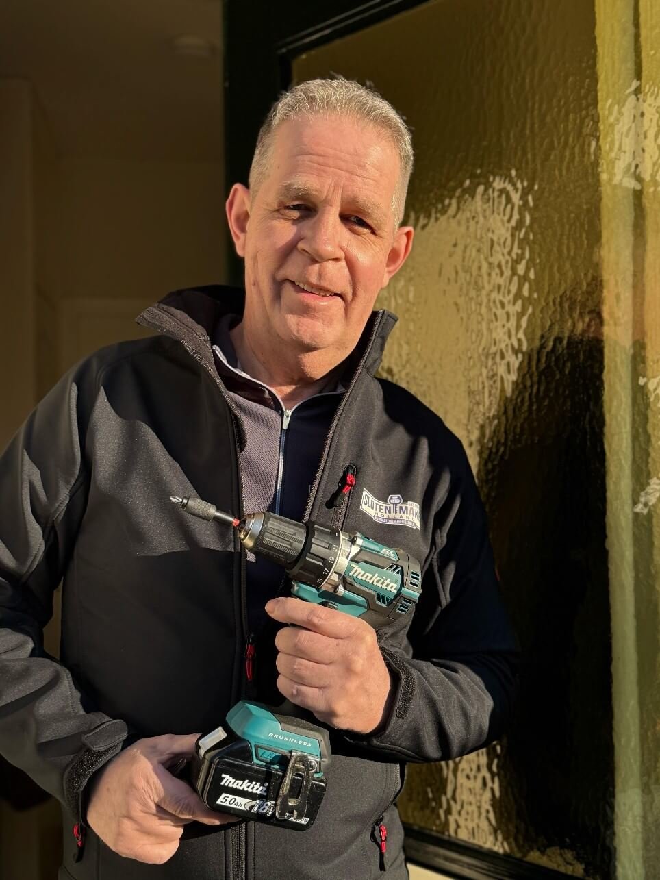 Slotenmaker opent een deur