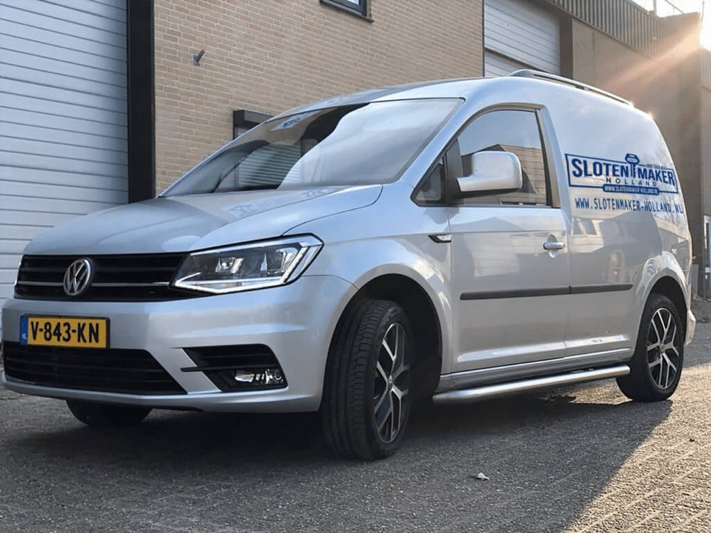 Slotenmaker voert onderhoud uit